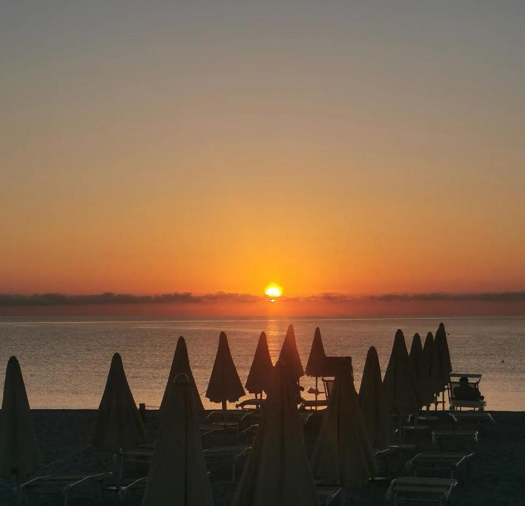 La Casetta Sulla Spiaggia La Caletta Exteriör bild